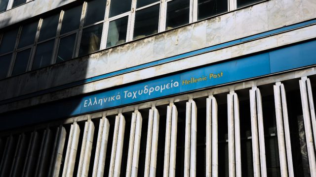 Βριλήσσια: Άνδρας τσακώθηκε με υπάλληλο των ΕΛΤΑ και τον παρέσυρε με το αυτοκίνητο – Γιατί οι μικρές αφορμές οδηγούν πλέον σε ξεσπάσματα