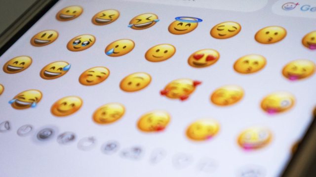 Τα νέα emojis που όλοι θα στέλνουν το 2026 – Από το «μισόκλειστο» χαμόγελο μέχρι το εικονίδιο που… απειλεί τη μελιτζάνα