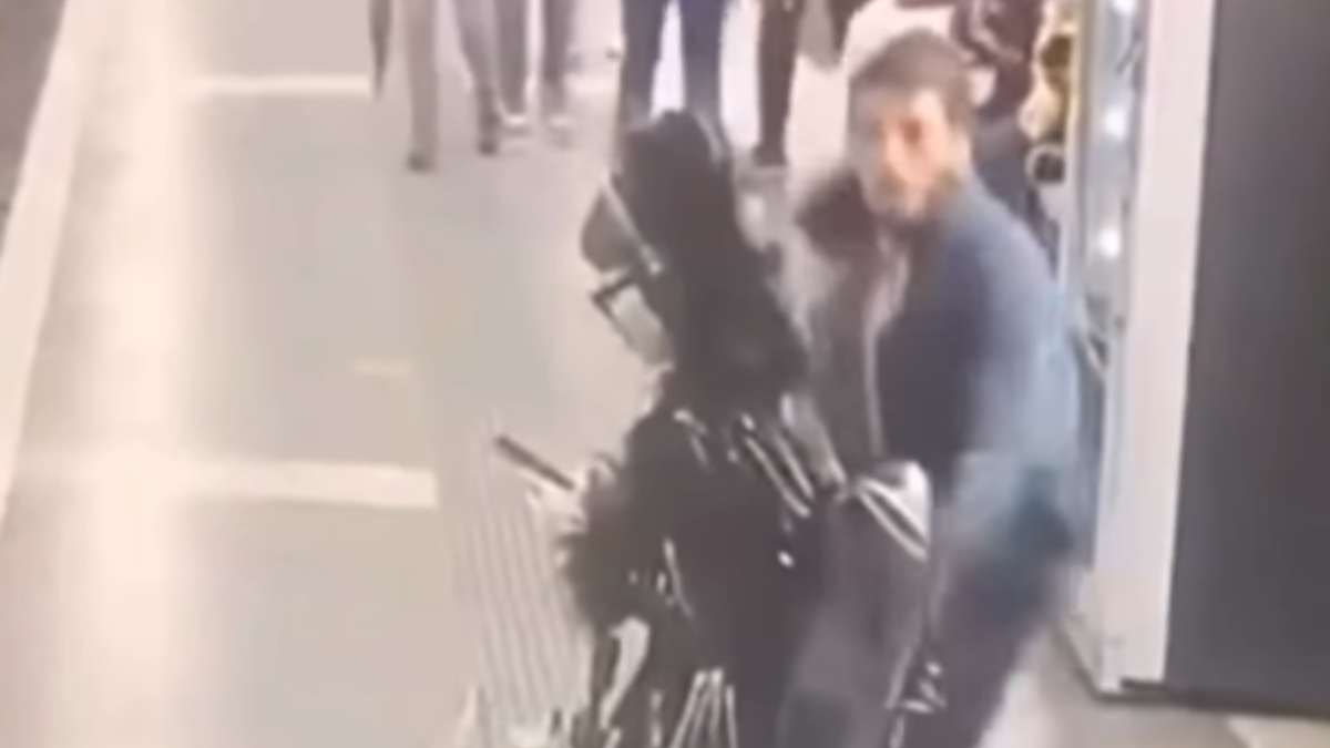 Μια επίθεση από το πουθενά: Νεαρός «κατεδαφίζει» κοπέλα που απλώς περιμένει στην αποβάθρα