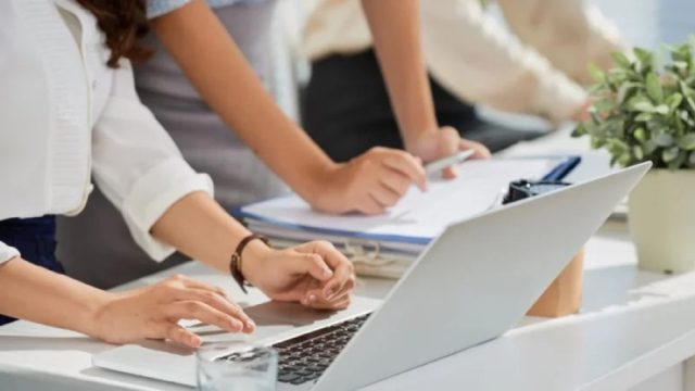 Αυξήσεις στους καθαρούς μισθούς φέρνει η νέα φορολογική κλίμακα: Ποιοι βλέπουν άμεσο όφελος στην τσέπη – Αναλυτικά παραδείγματα
