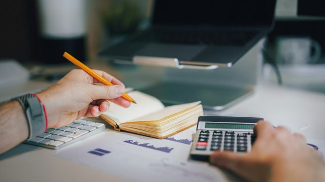 «Καίει» ο Αύγουστος για εκατομμύρια φορολογούμενους και επιχειρήσεις – Δείτε όλες τις προθεσμίες-σοκ!