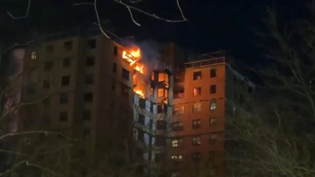 Σκηνές τρόμου στο Μπρονξ: Πολυκατοικία παραδόθηκε στις φλόγες – Αγώνας ζωής για δεκάδες ενοίκους