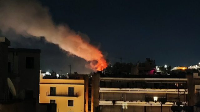 Φωτιά σε άλσος στη Δάφνη, κοντά στον σταθμό Άγιος Ιωάννης του μετρό