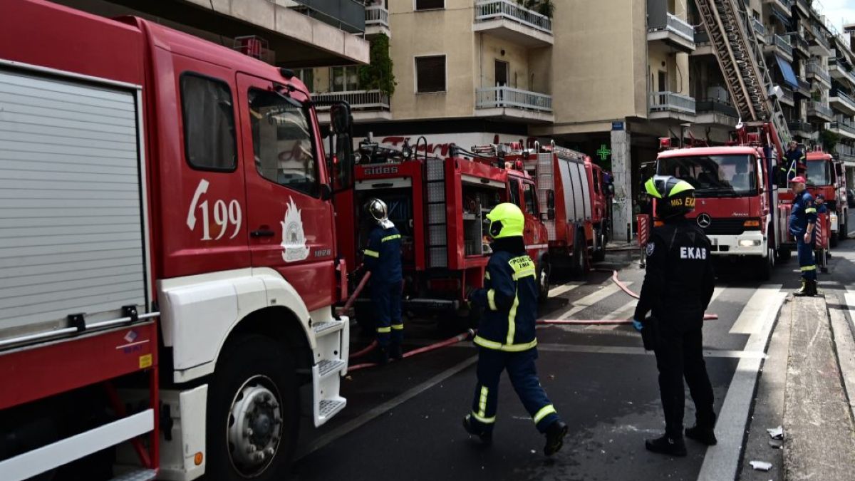 Πατησίων: Φωτιά σε υπόγειο διαμέρισμα – Δύο άτομα απεγκλωβίστηκαν από την Πυροσβεστική