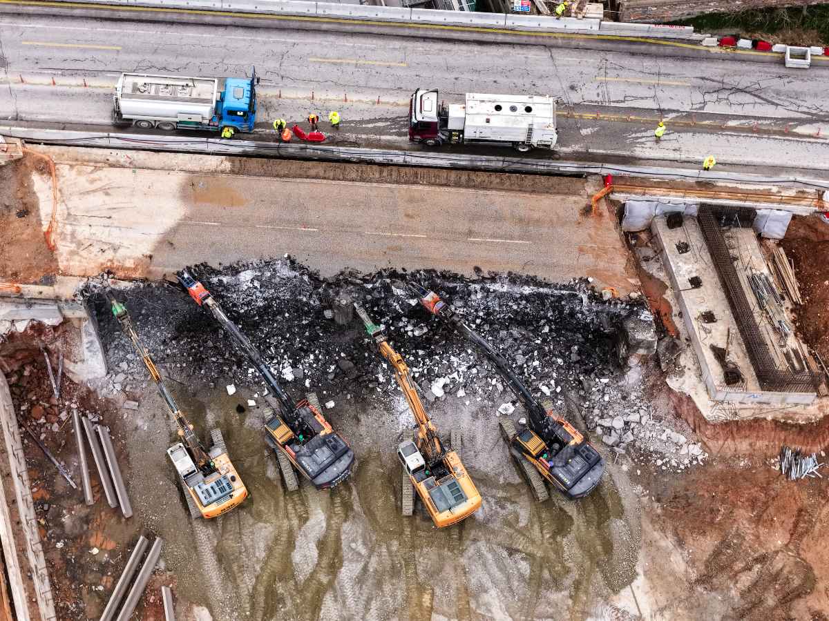 Με βαριά μηχανήματα η κατεδάφιση της γέφυρας Πανοράματος στη Θεσσαλονίκη