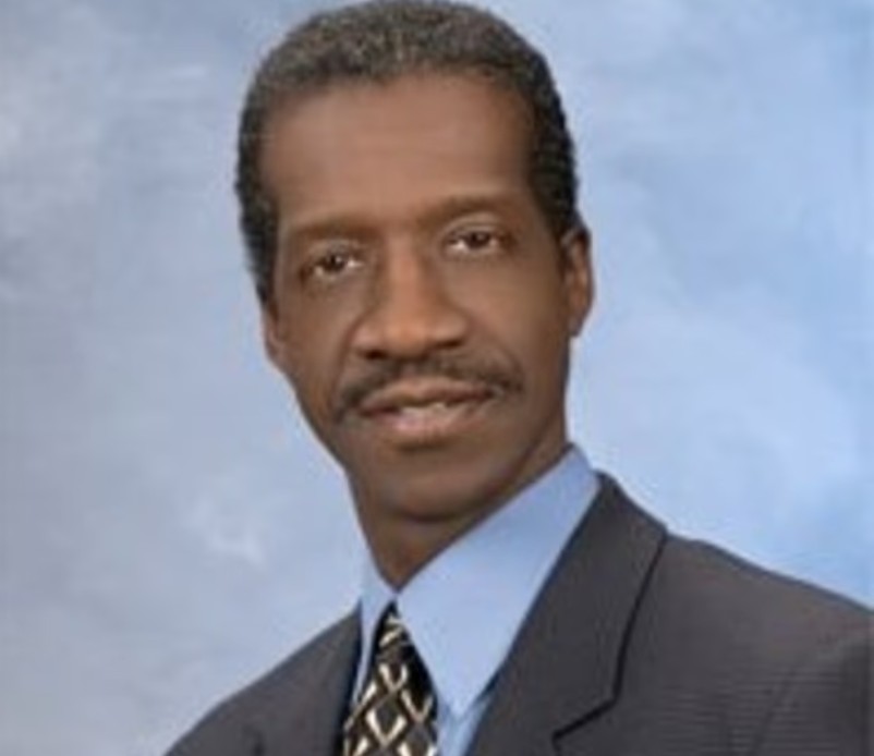 Ο Δρ Μίλτον ΜακΝίκολ ηγείται της κλινικής όπου οι Score και Mills αναζήτησαν θεραπεία εξωσωματικής γονιμοποίησης