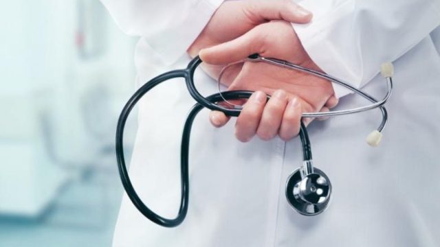 «Έτσι χαιρετάμε στην Ελλάδα»: Υπόθεση σεξουαλικής παρενόχλησης με πρωταγωνιστή Έλληνα γιατρό