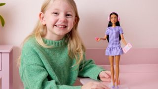 H πρώτη αυτιστική κούκλα Barbie: Πώς μπορεί να βοηθήσει ουσιαστικά τα παιδιά;