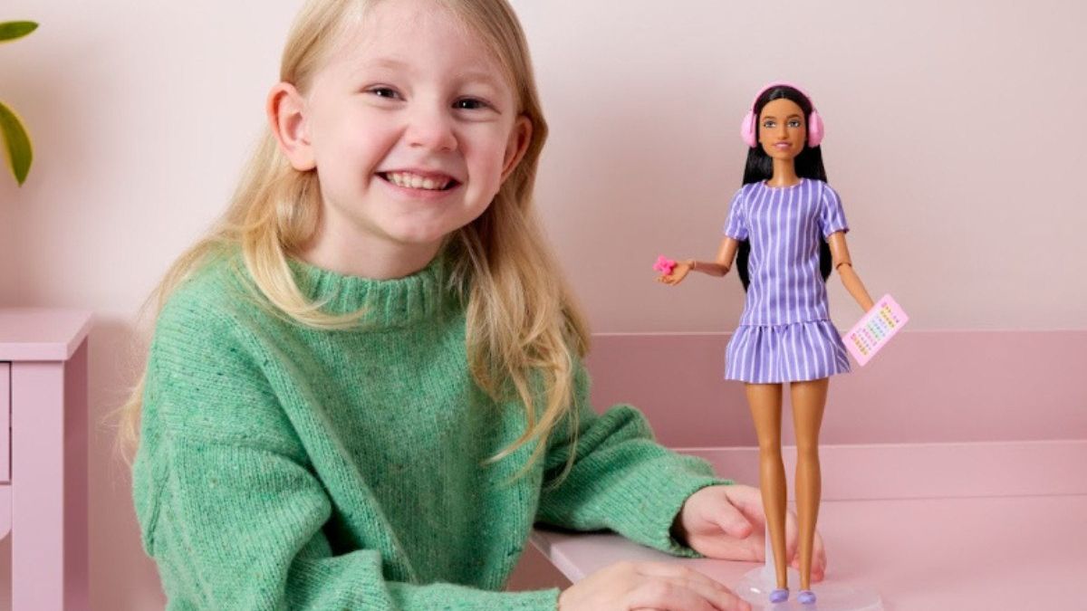 H πρώτη αυτιστική κούκλα Barbie: Πώς μπορεί να βοηθήσει ουσιαστικά τα παιδιά;
