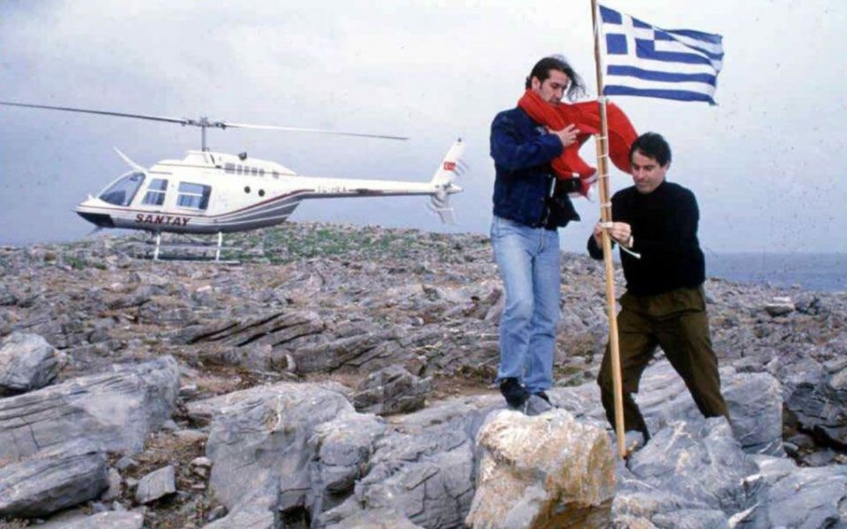 Η στιγμή που οι Τούρκοι καταβάζουν την ελληνική σημαία από την ανατολική Ίμια