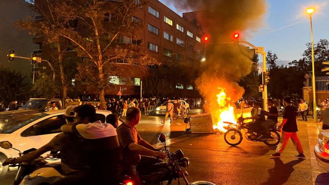 Το Ιράν σε αναβρασμό: Μαζικές διαδηλώσεις κατά του καθεστώτος, νεκροί στους δρόμους και μπλακάουτ στο διαδίκτυο