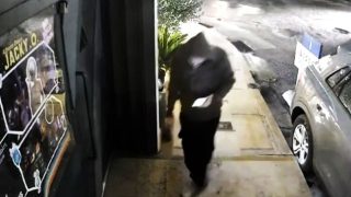 Jacky.O: Η στιγμή που ο δράστης αφήνει τη σακούλα με τον εκρηκτικό μηχανισμό στην είσοδο της ντισκοτέκ