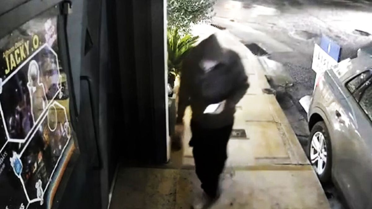 Jacky.O: Η στιγμή που ο δράστης αφήνει τη σακούλα με τον εκρηκτικό μηχανισμό στην είσοδο της ντισκοτέκ