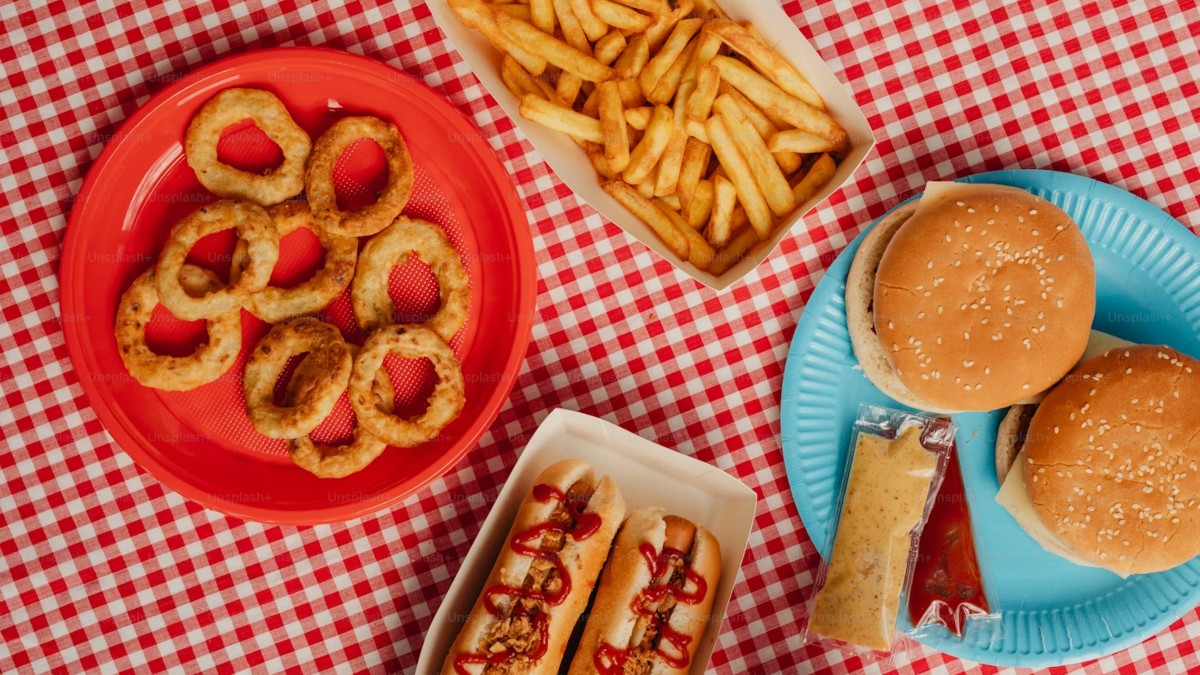 Η Βρετανία περιορίζει τις διαφημίσεις junk food για την καταπολέμηση της παιδικής παχυσαρκίας