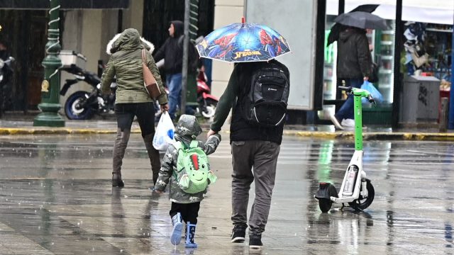 Η κακοκαιρία σε πλήρη εξέλιξη: «Κόκκινος συναγερμός» για 5 περιφέρειες έως την Πέμπτη
