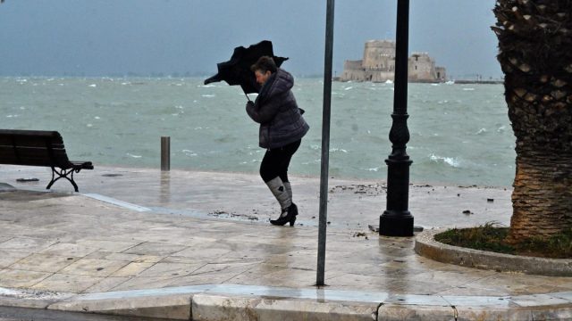 Η κακοκαιρία σφυροκοπά την Πελοπόννησο: Ήχησε το 112 σε 5 νομούς – Μέχρι πότε θα διαρκέσουν τα φαινόμενα