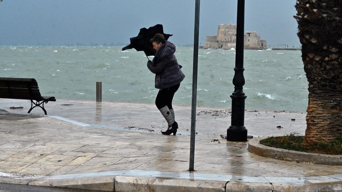 Η κακοκαιρία σφυροκοπά την Πελοπόννησο: Ήχησε το 112 σε 5 νομούς – Μέχρι πότε θα διαρκέσουν τα φαινόμενα