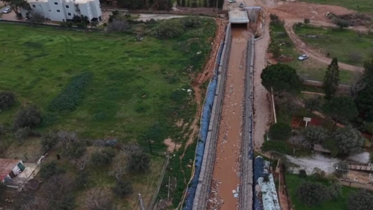 Σε κατάσταση έκτακτης ανάγκης η Βάρη: Εικόνες από ψηλά δείχνουν το μέγεθος της καταστροφής