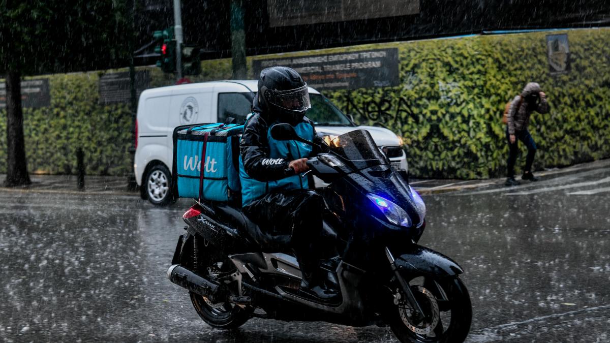 Υπουργείο Εργασίας: Έκτακτα μέτρα για τους εργαζόμενους λόγω κακοκαιρίας – Τι ισχύει για αύριο Τετάρτη