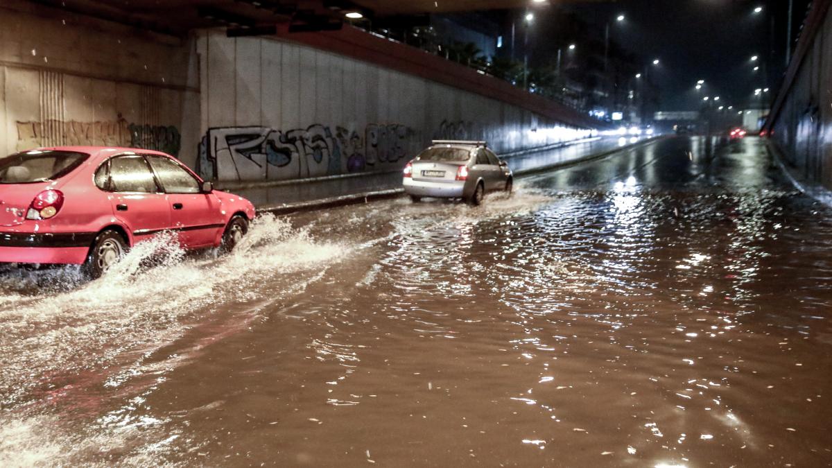 Τραγωδία στη Γλυφάδα: Νεκρή γυναίκα λόγω της κακοκαιρίας – Παρασύρθηκε από τα ορμητικά νερά