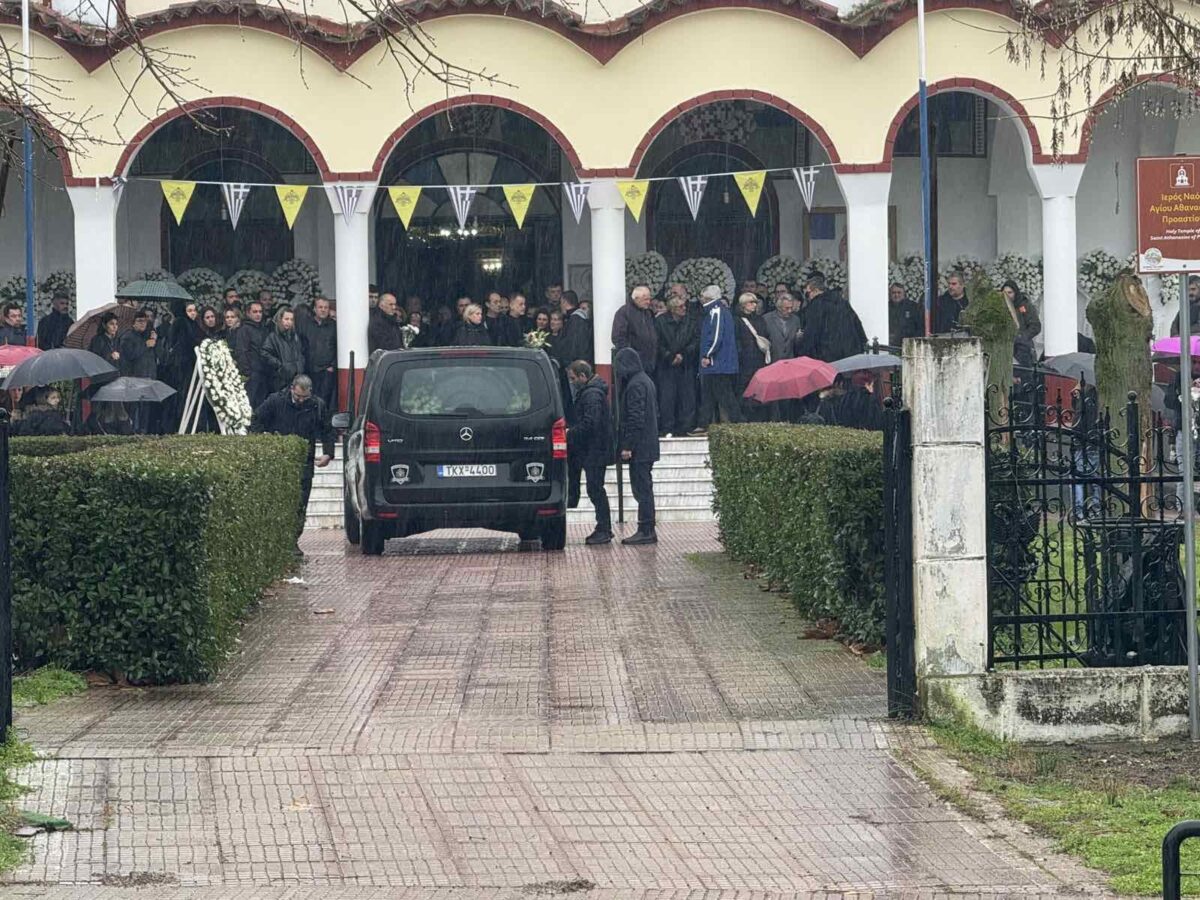 Πλήθος κόσμου έχει συγκεντρωθεί για το τελευταίο αντίο στην 56χρονη