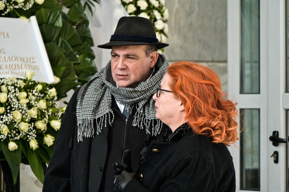 Συγκλονισμένος ο γιος της Μέλπως Ζαρόκωστα στο τελευταίο αντίο της μητέρας του