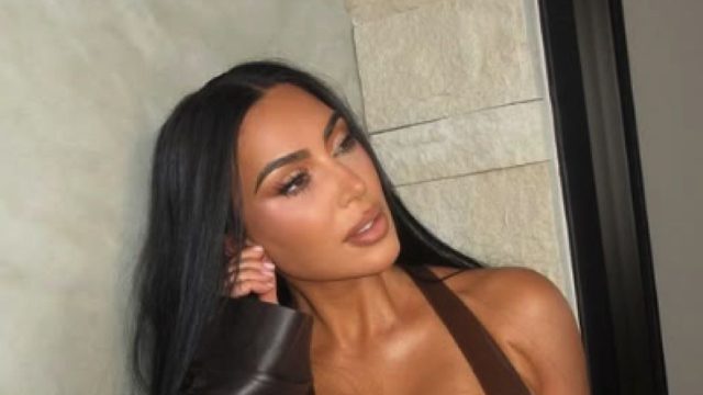 Κιμ Καρντάσιαν: «Κόβει την ανάσα» με δερμάτινο φόρεμα και βαθύ ντεκολτέ – Οι φωτό που αναστάτωσαν το Instagram