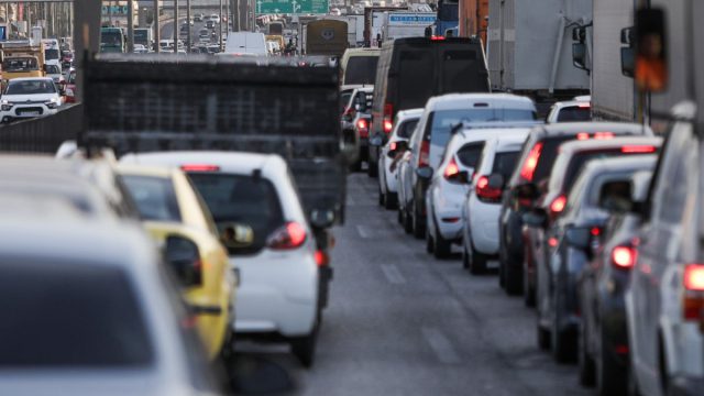 Κυκλοφοριακό «έμφραγμα» στην Αττική: 9 εκατομμύρια μετακινήσεις την ημέρα – Η κυριαρχία του Ι.Χ. και οι ώρες που η πόλη «παραλύει»