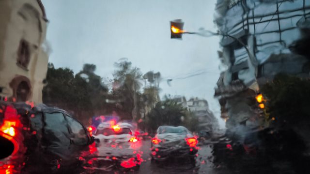 Κίνηση: Ταλαιπωρία στον Κηφισό λόγω κακοκαιρίας, έργων και απεργίας ταξί – Μποτιλιάρισμα και στο κέντρο