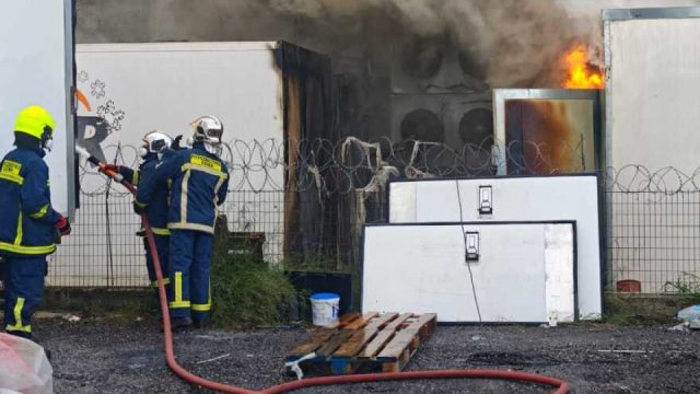 Κορωπί: Μεγάλη πυρκαγιά σε εργοστάσιο – Επιχειρούν δεκάδες πυροσβέστες