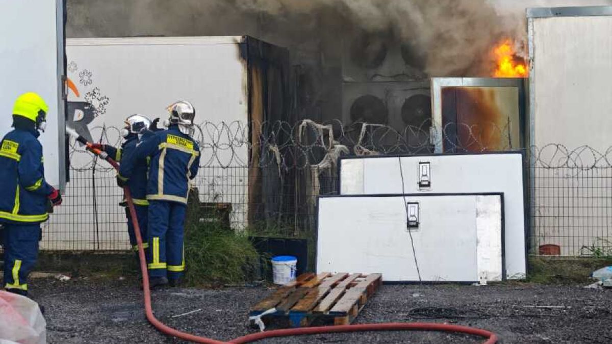 Κορωπί: Μεγάλη πυρκαγιά σε εργοστάσιο – Επιχειρούν δεκάδες πυροσβέστες