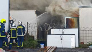 Κορωπί: Συνελήφθη άνδρας για τη φωτιά σε δύο αποθήκες – Στάχτη έγιναν εμπορεύματα και εξοπλισμός