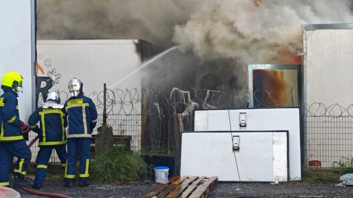 Κορωπί: Συνελήφθη άνδρας για τη φωτιά σε δύο αποθήκες – Στάχτη έγιναν εμπορεύματα και εξοπλισμός