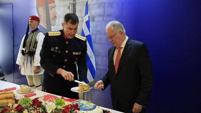 Κώστας Τασούλας: Πρωτοχρονιά με τους Εύζωνες της Προεδρικής Φρουράς –  «Ατενίζουμε τη νέα χρονιά με αισιοδοξία»