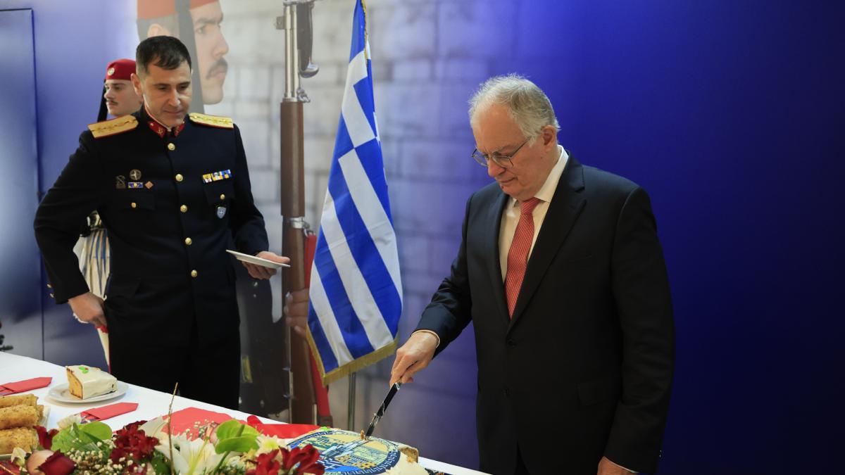 Ο Πρόεδρος της Δημοκρατίας Κώστας Τασούλας στην Προεδρική Φρουρά για την κοπή της βασιλόπιτας