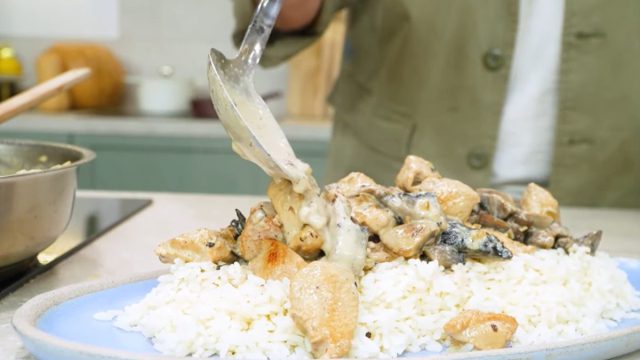 Κοτόπουλο αλά κρεμ με ρύζι – Μία υπέροχη συνταγή του Πέτρου Συρίγου