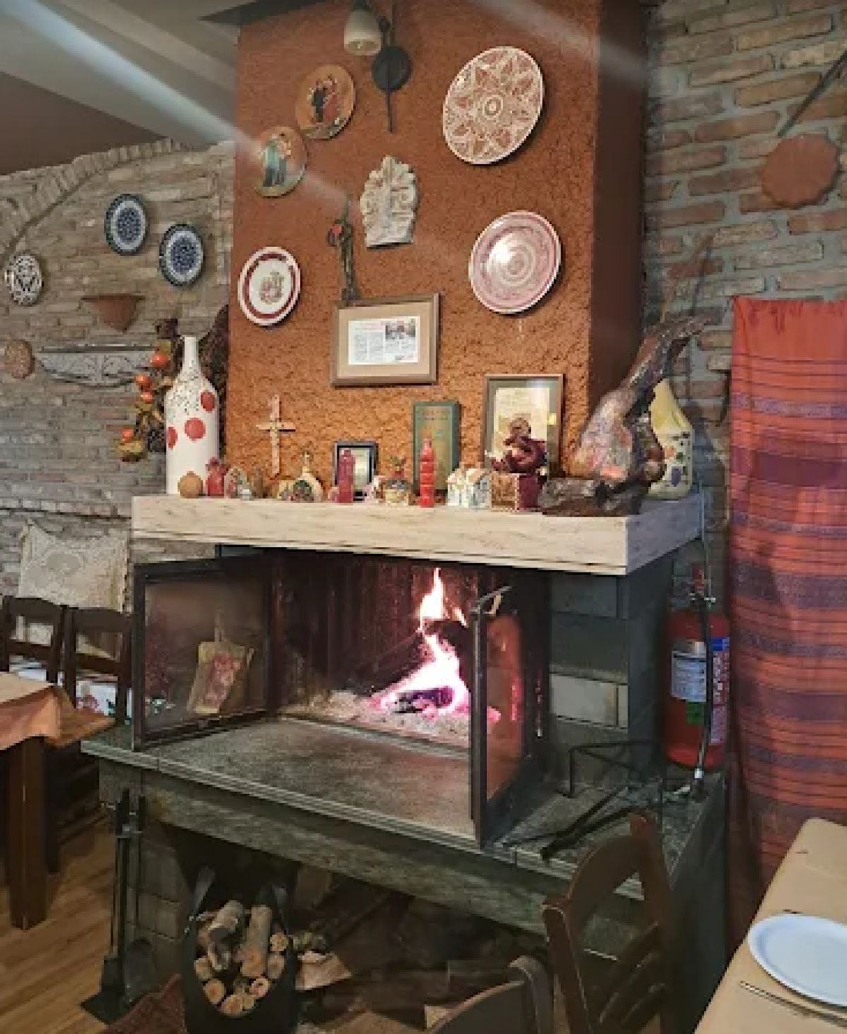 Το υπόγειο στην οδό Βαρίκα που σε ταξιδεύει στον παλιό ελληνικό κινηματογράφο