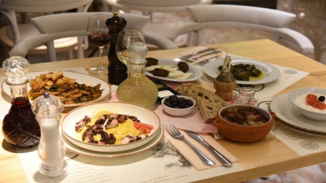Εκεί που η παράδοση της Κρήτης «ζωντανεύει» στην καρδιά της Αθήνας: Μια γευστική εμπειρία που πρέπει να ζήσετε