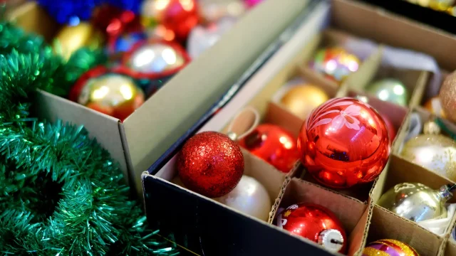 Εύκολοι και γρήγοροι τρόποι για να ξεστολίσετε το σπίτι σας και το χριστουγεννιάτικο δέντρο
