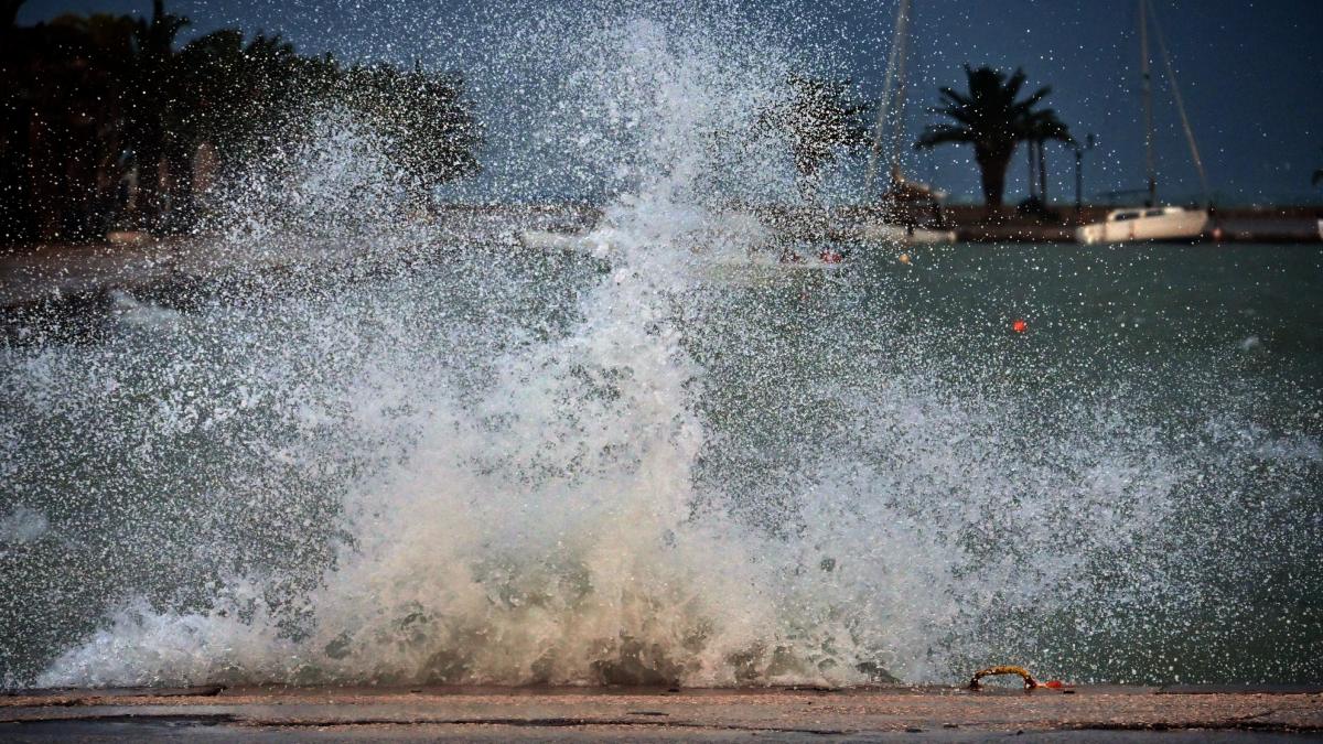 Τραγωδία στο Άστρος: Τι είναι το «βουβό κύμα» swell που παρέσυρε στον θάνατο τον λιμενικό