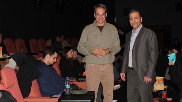 Στο κινηματογράφο ο Μητσοτάκης για τον «Καποδίστρια»: Τον συνόδευσε ο γιος του, Κωνσταντίνος
