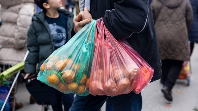 Επ’ αόριστον απεργία στις λαϊκές αγορές – «Είναι και θα παραμείνουν πρώτα λαϊκές και μετά αγορές»