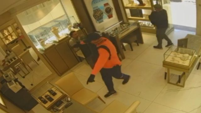 Χαλκιδική: Δείτε τη ληστεία στο κοσμηματοπωλείο – Πώς οι «Ροζ Πάνθηρες» έφυγαν με λεία 580.000 ευρώ