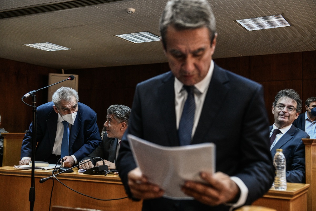 Ο Γιώργος Βασιλείου, πρώην Πρόεδρος της Κύπρου, διαβάζει έγγραφα κατά τη διάρκεια συνάντησης