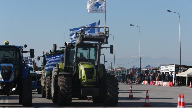 Ανοιχτά τα μπλόκα πριν την κρίσιμη σύσκεψη στα Μάλγαρα – Έκκληση για «κοινή λογική» από Τσιάρα