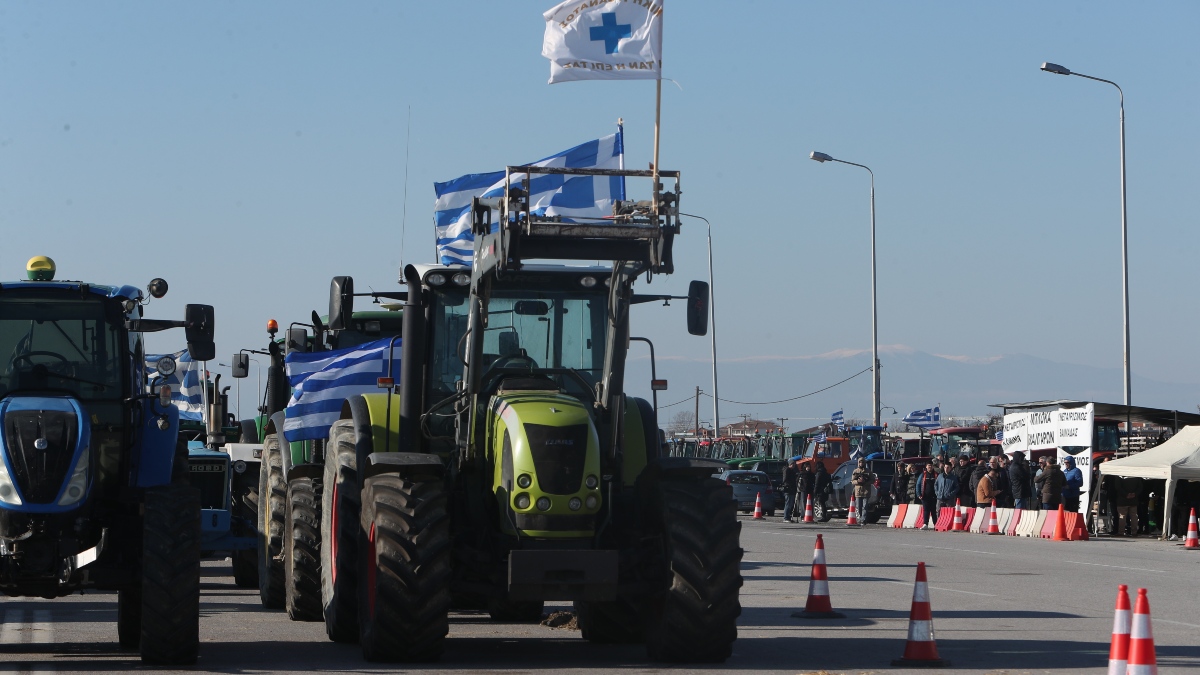 Ανοιχτά τα μπλόκα πριν την κρίσιμη σύσκεψη στα Μάλγαρα – Έκκληση για «κοινή λογική» από Τσιάρα