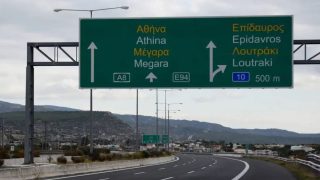 Σοβαρό τροχαίο στα Μέγαρα: Σύγκρουση φορτηγών με εγκλωβισμό οδηγού
