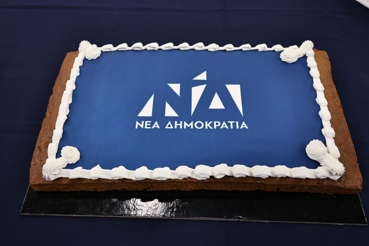 Στιγμιότυπο από την κοπή πίτας της ΝΔ στα κεντρικά γραφεία
