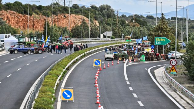Αγροτικά μπλόκα: Στα σκαριά κυβερνητικό πακέτο θετικών παρεμβάσεων και κυρώσεις για τα τρακτέρ