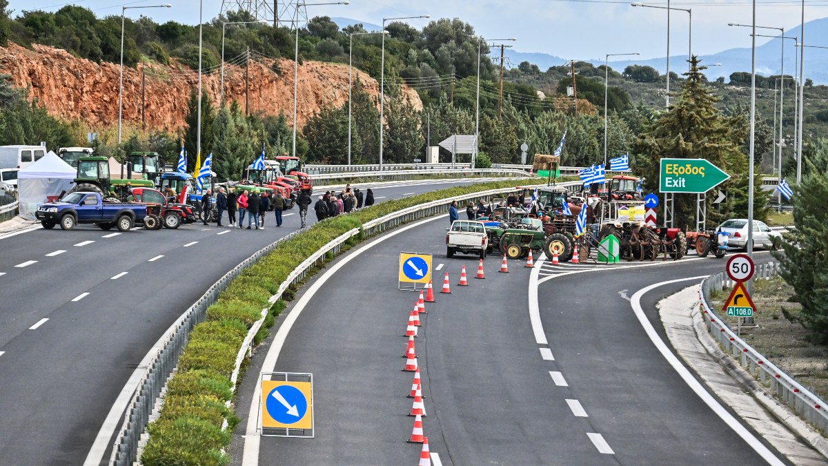 Αγροτικά μπλόκα: Στα σκαριά κυβερνητικό πακέτο θετικών παρεμβάσεων και κυρώσεις για τα τρακτέρ